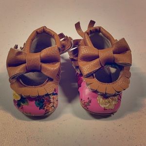 Baby moccasins pink with floral pattern